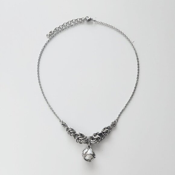 White pearl chainmaille choker necklace with a small silver chain - Picture 5 of 9